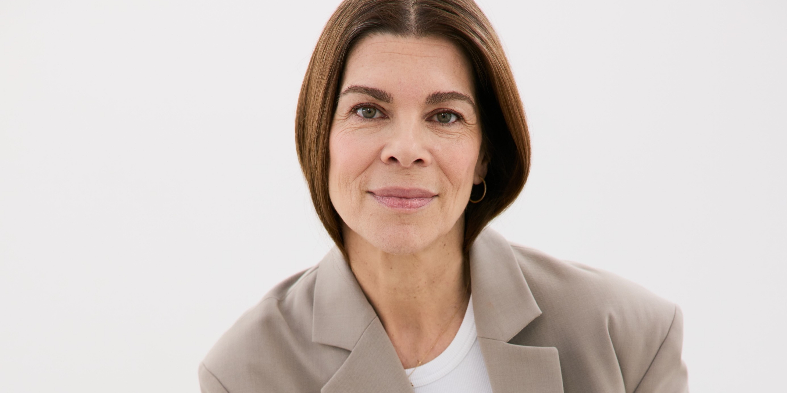 Ellen Hillingsø i beige jakkesæt