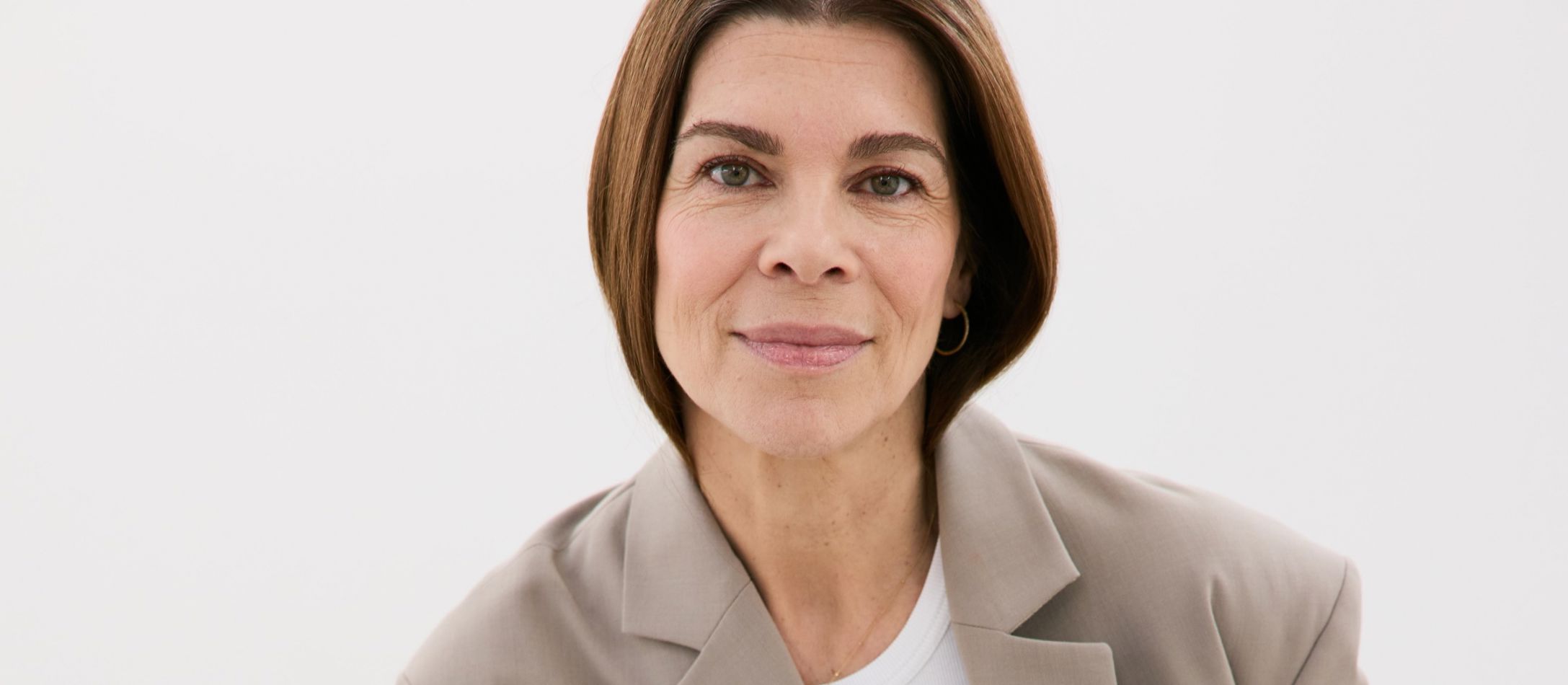 Ellen Hillingsø i beige jakkesæt