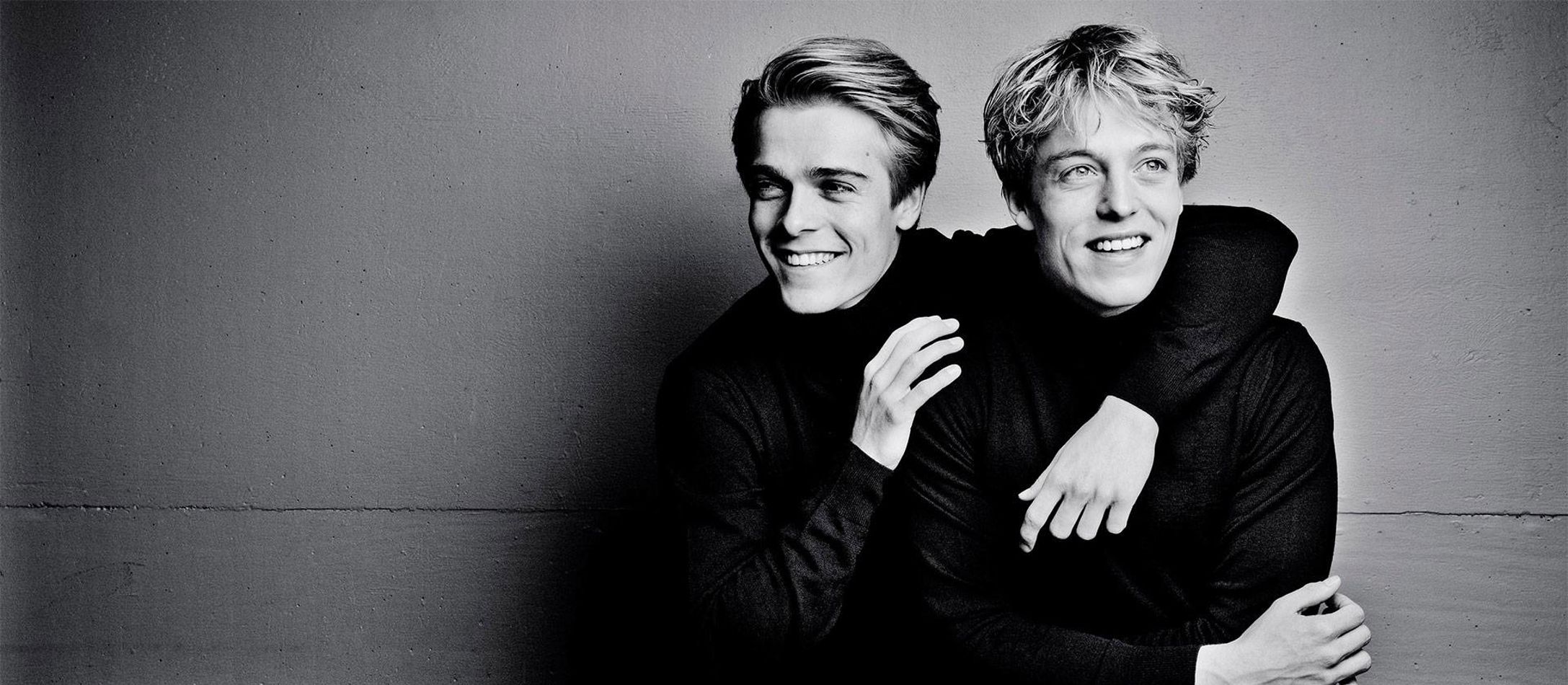 Lucas & Arthur Jussen i sort hvid holder om hinanden og smiler