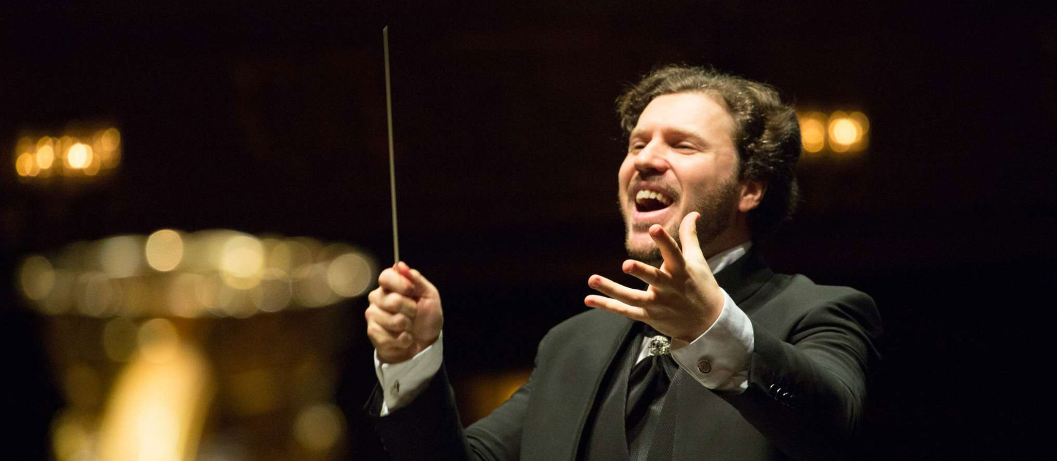 Dirigenten Stanislav Kochanovsky dirigerer til koncert i DR Koncertsalen.