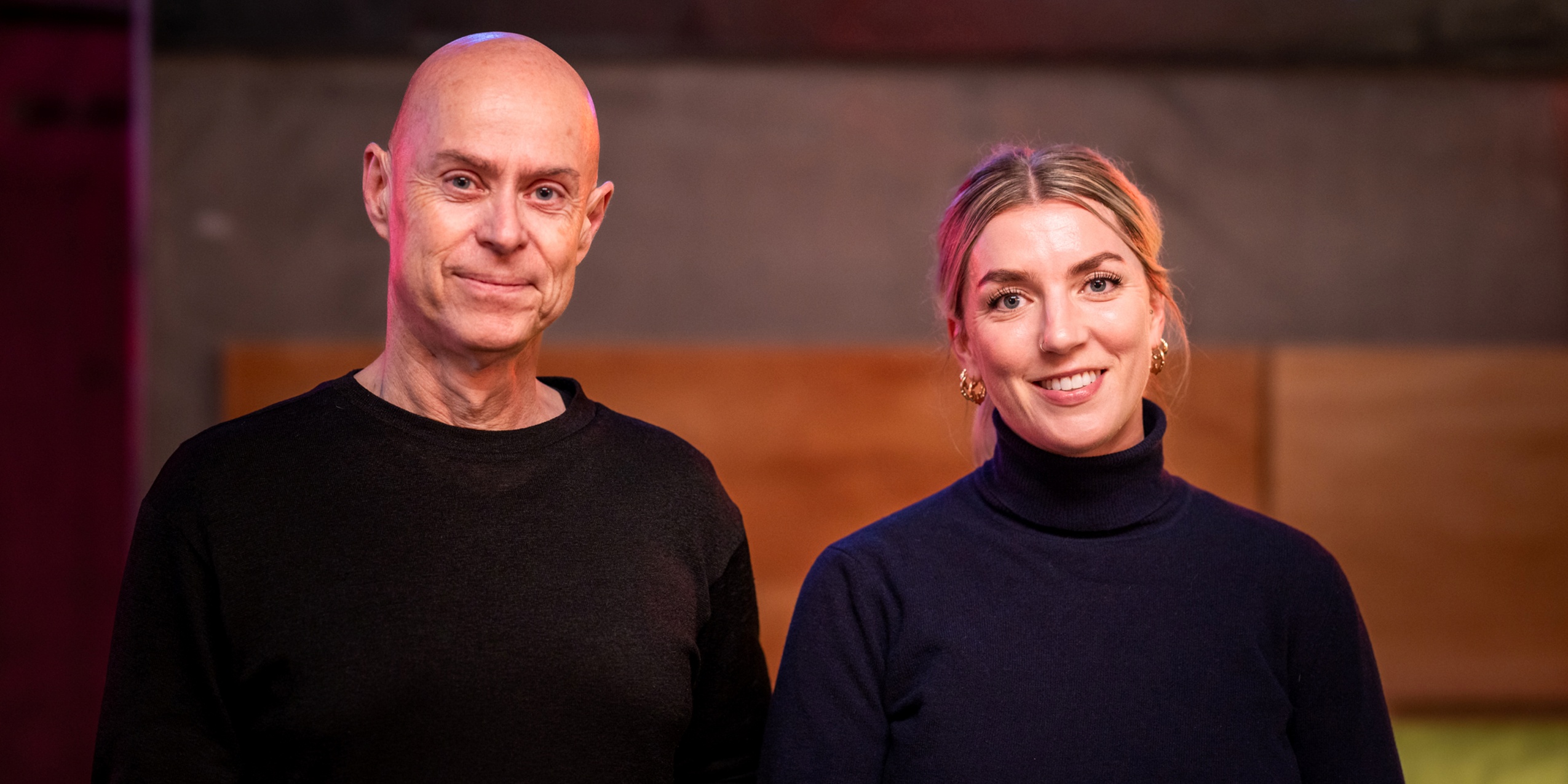 Oskar Jensen og Annika Jonsson står klædt i sort og smiler