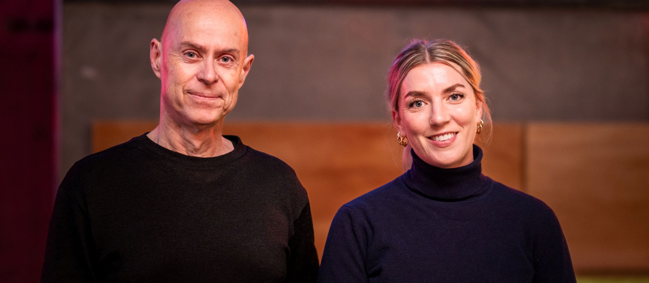 Oskar Jensen og Annika Jonsson står klædt i sort og smiler