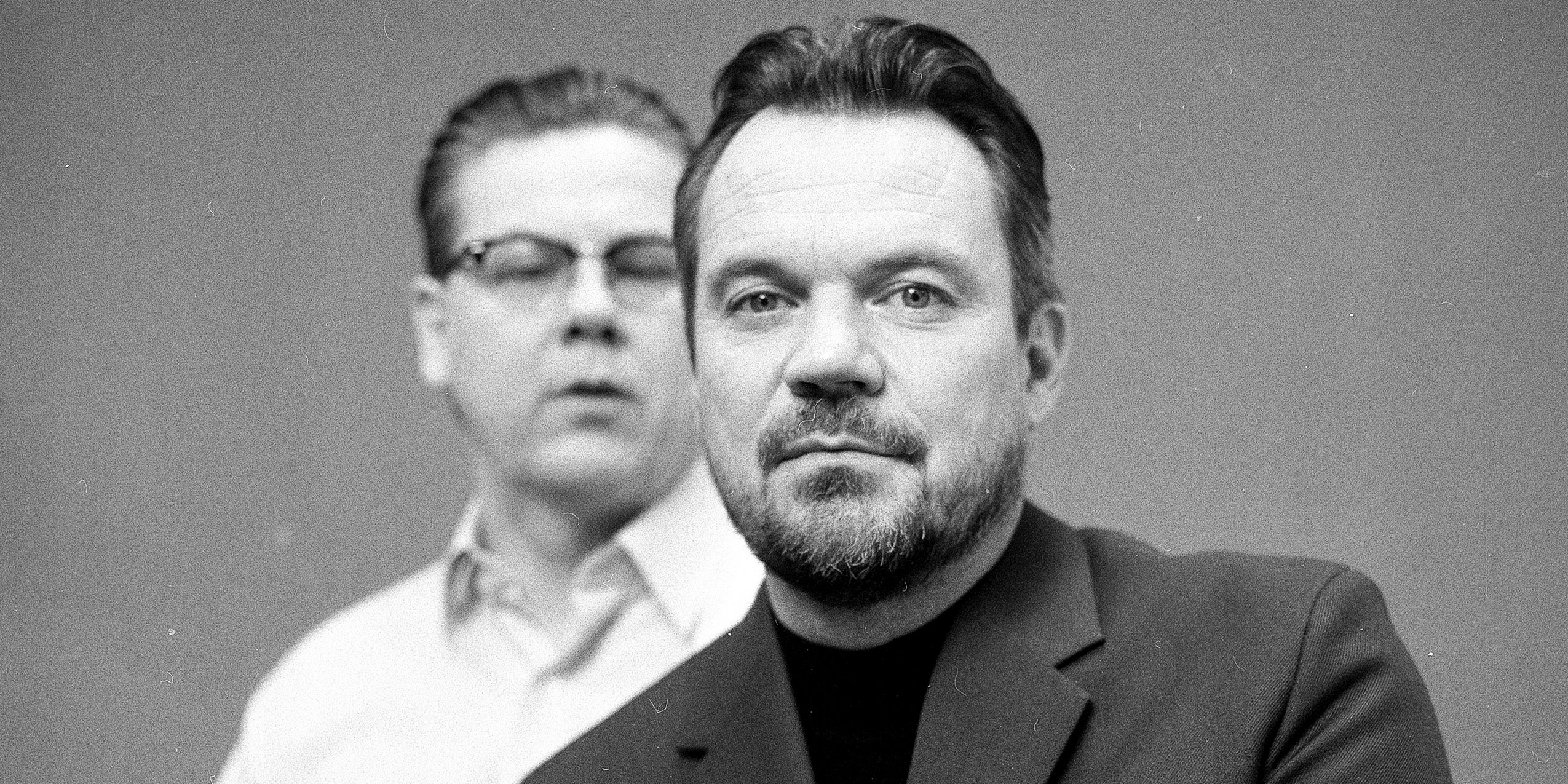 Peter Sommer med Palle i baggrund fra Peter Sommer alene med palle i verden-koncerterne. 