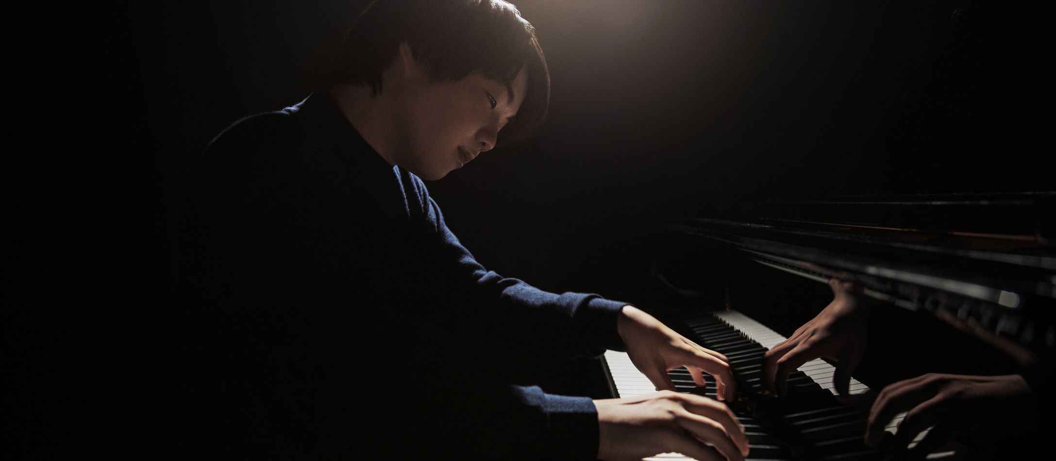 Mao Fujita spiller klaver i dramatisk lyssætning