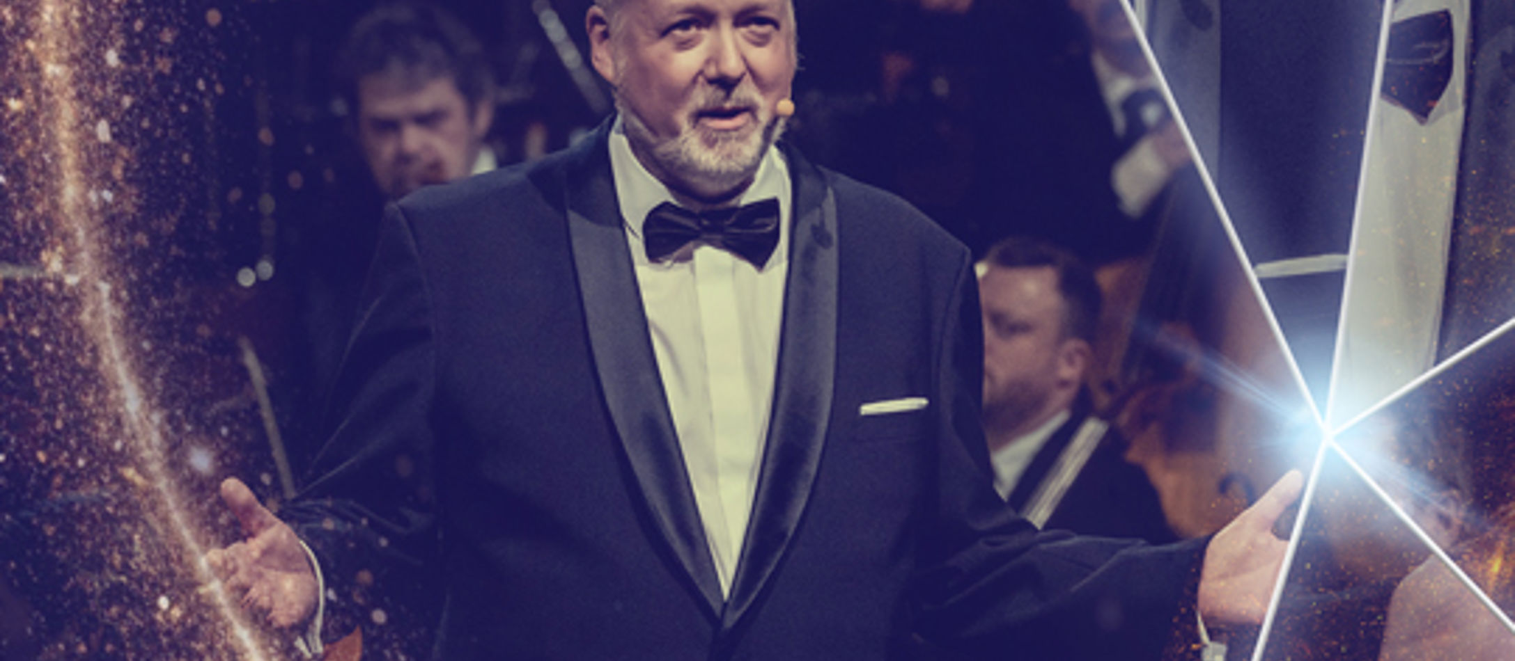 Jakob Segelmann iført klassisk jakkesæt er vært til Disneykoncerten i Koncertsalen.