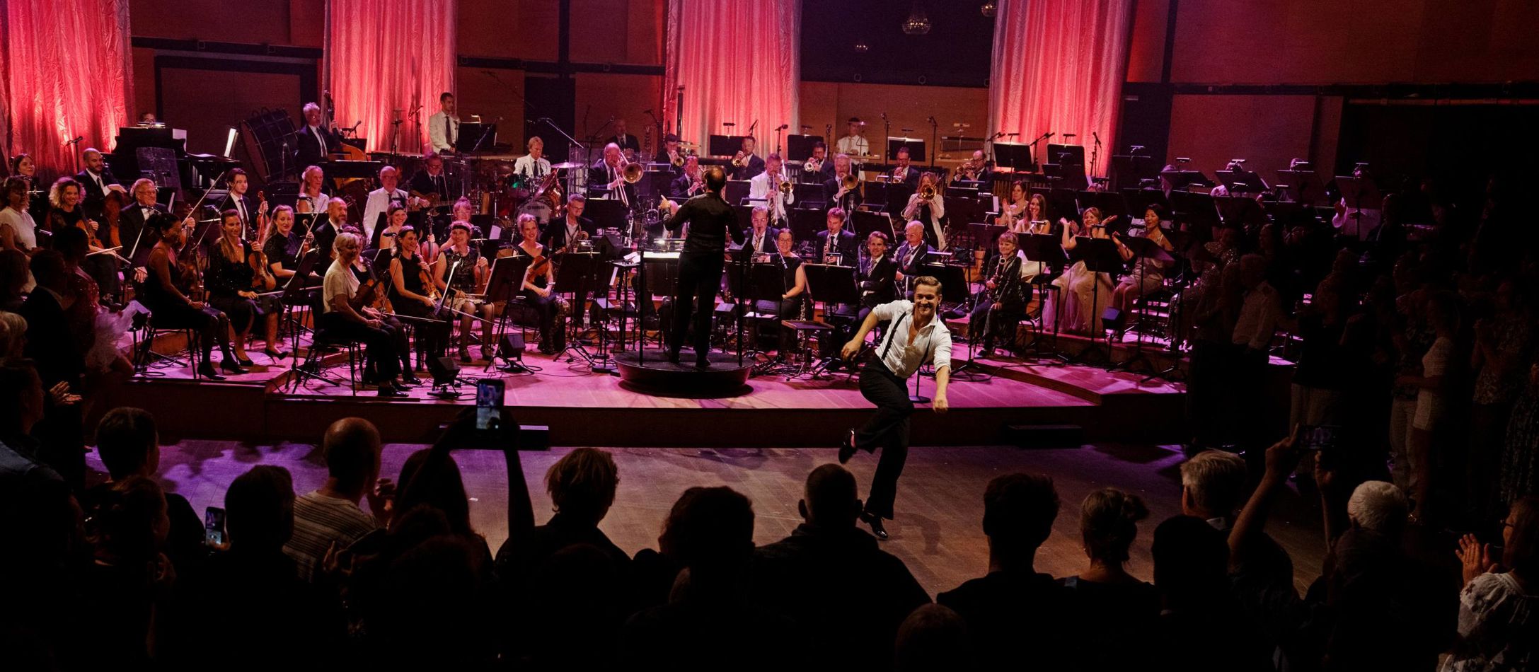 Danser og orkester til Ballroom Dreams
