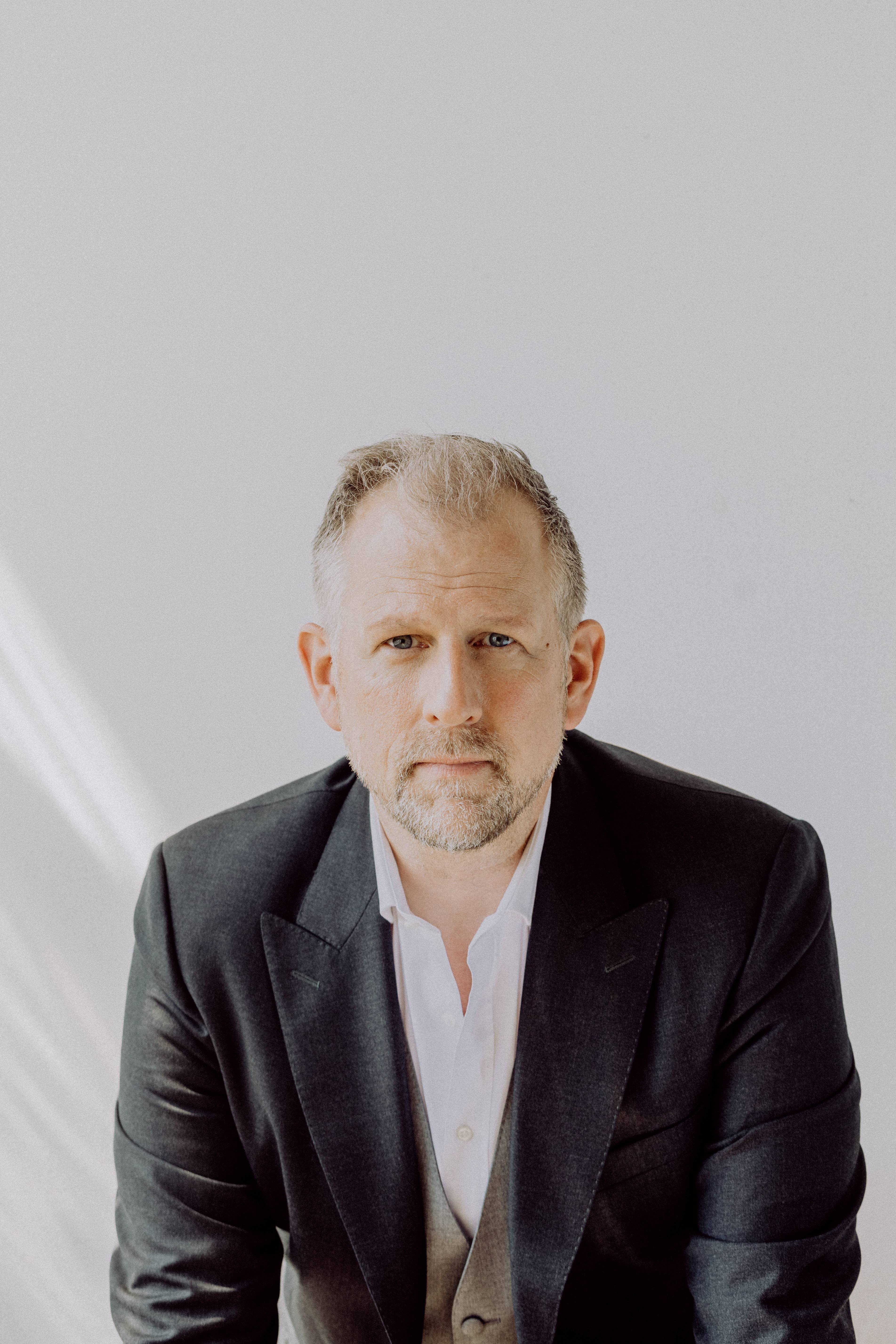 Christoph Pohl iført hvid skjorte og sort blazer