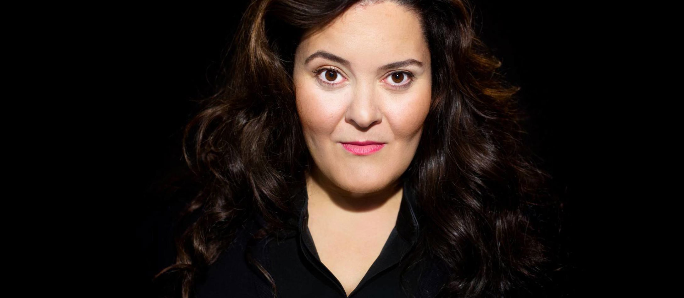 Jasmin Etezadzadeh med bløe kinder foran helt sort baggrund