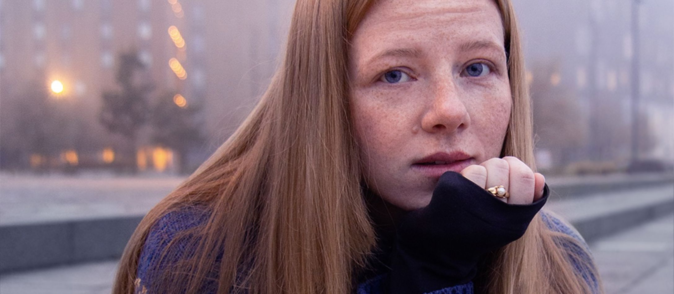 Sanger Vilma iført blå sweater