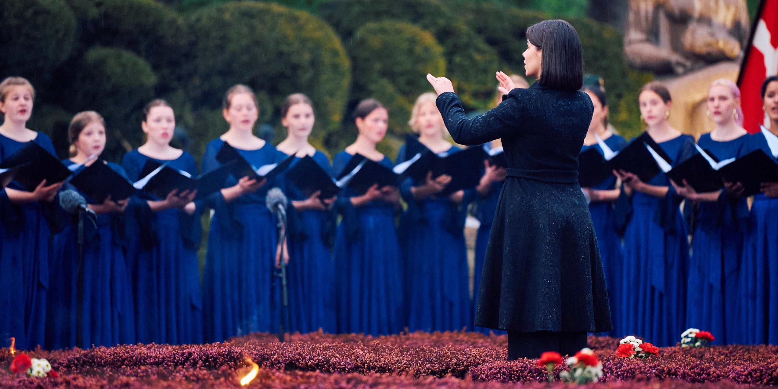 DR Pigekoret synger i Mindelunden