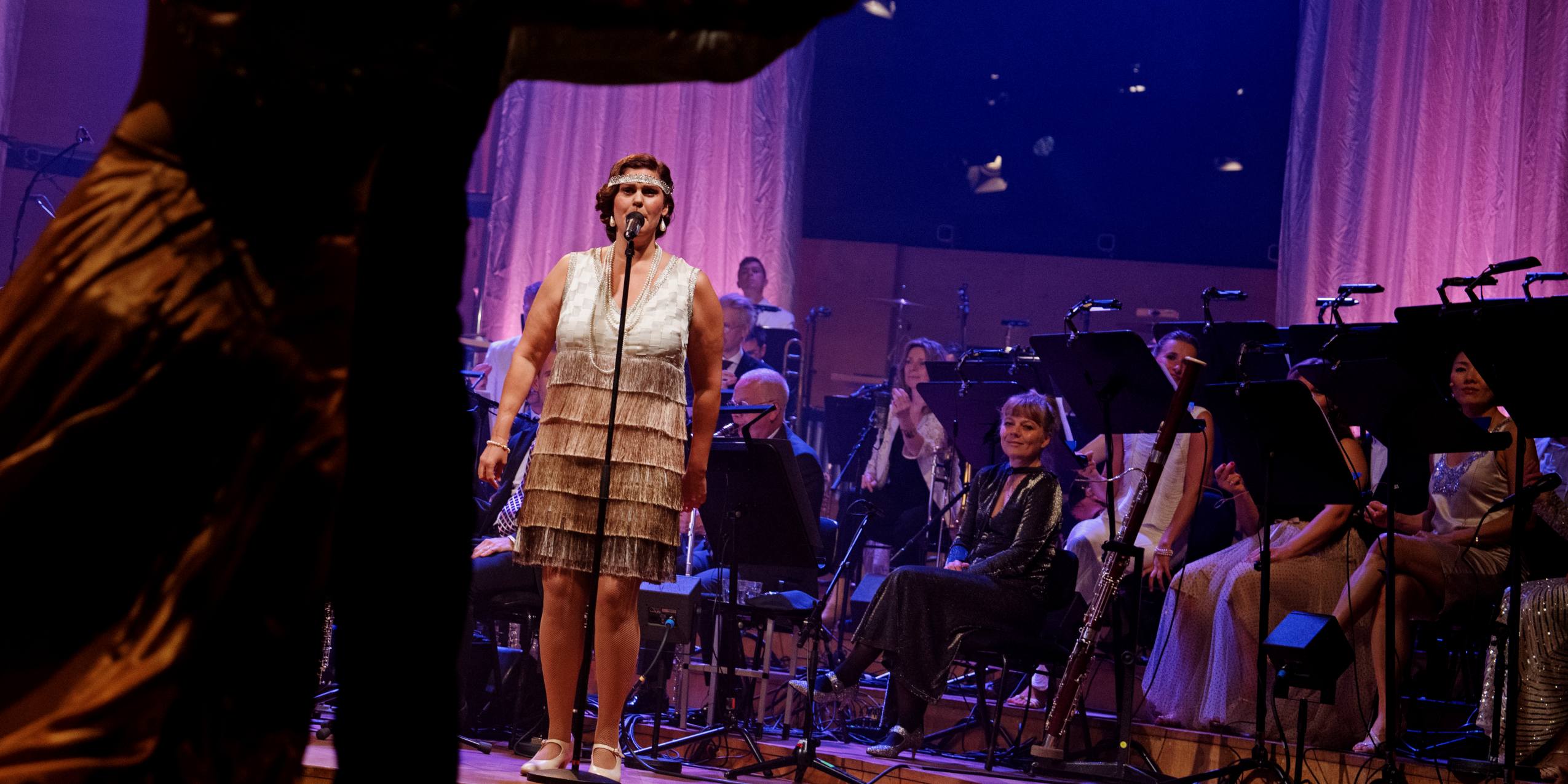 Solist på scenen til Ballroom Dreams