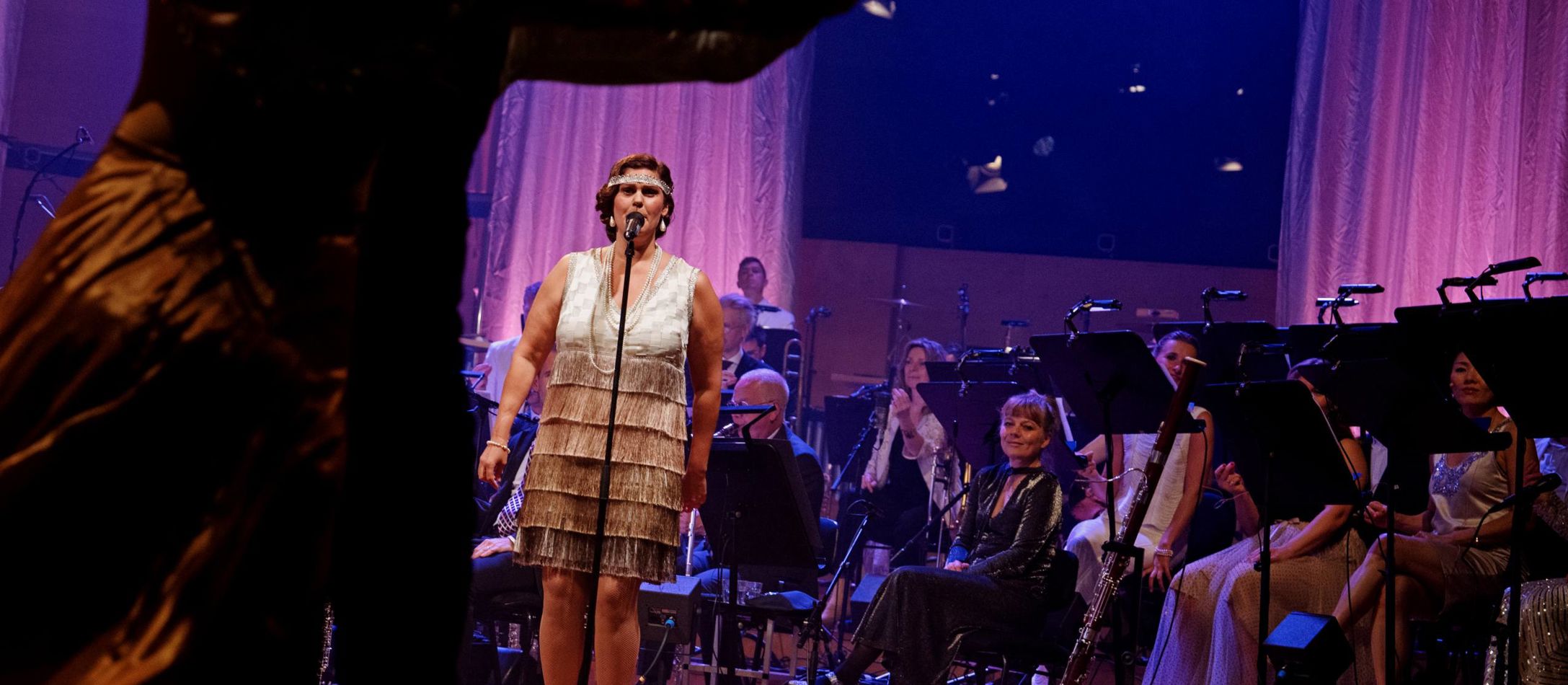 Solist på scenen til Ballroom Dreams