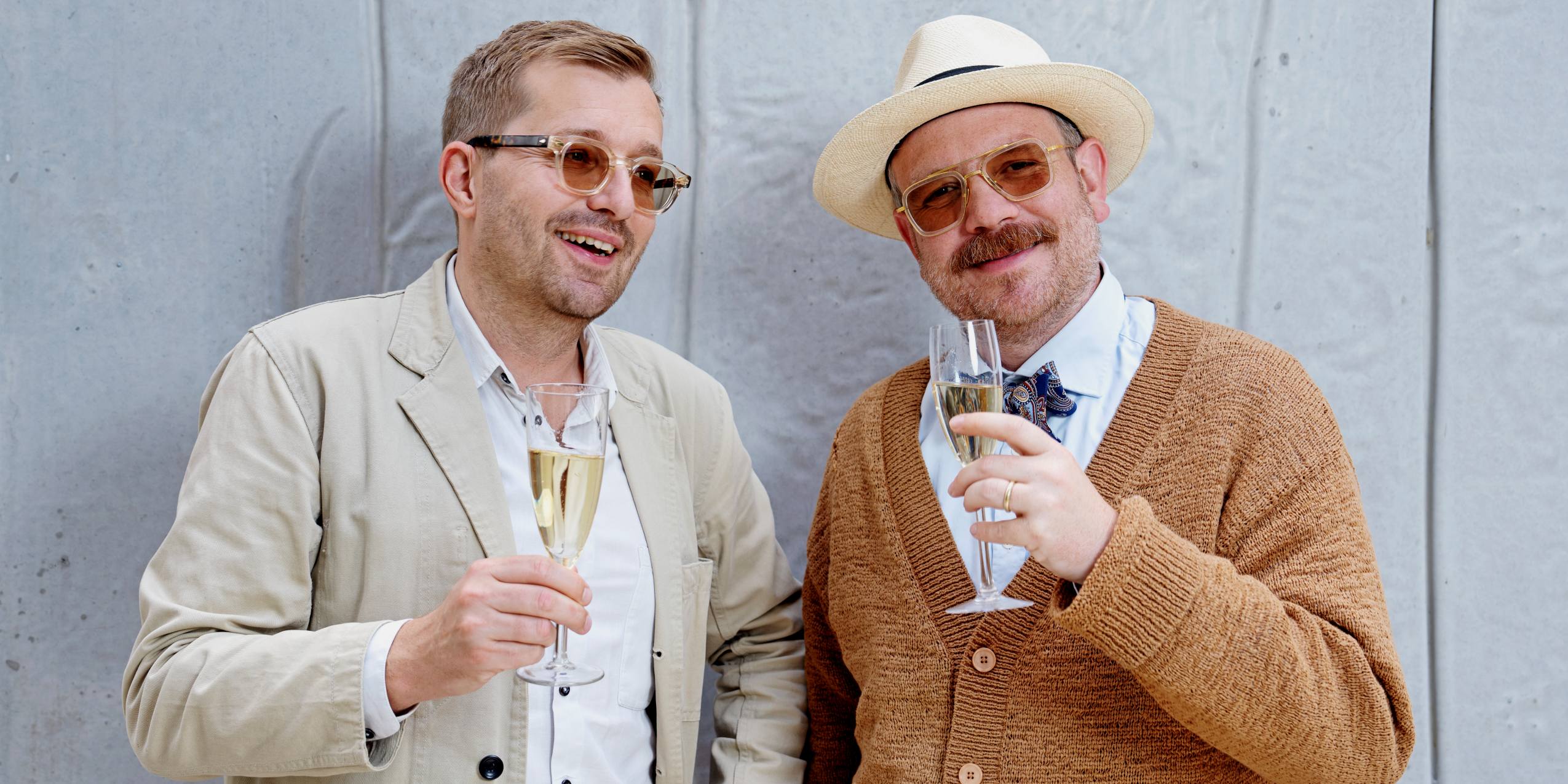 Frederik Cilius og Rasmus Bruun med et glas bobler i hånanden