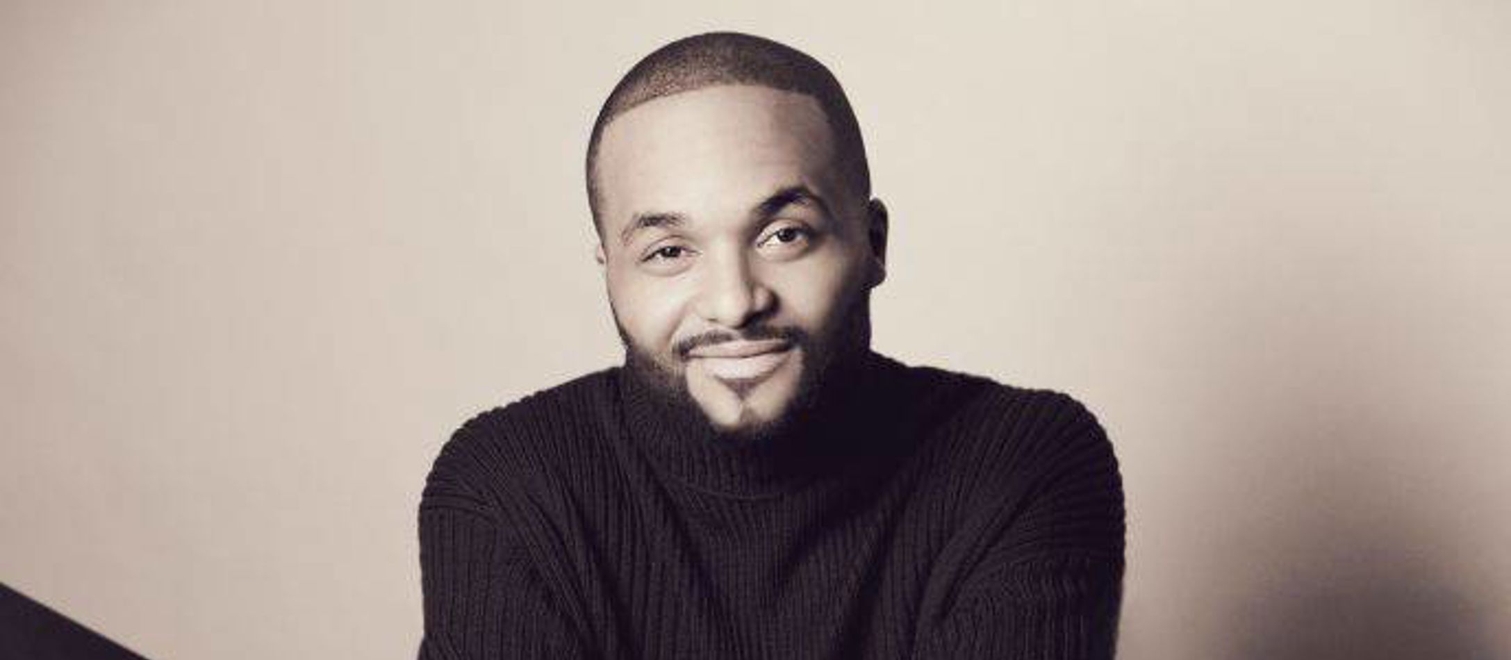 Sullivan Joseph Fortner hviler armene på gelender