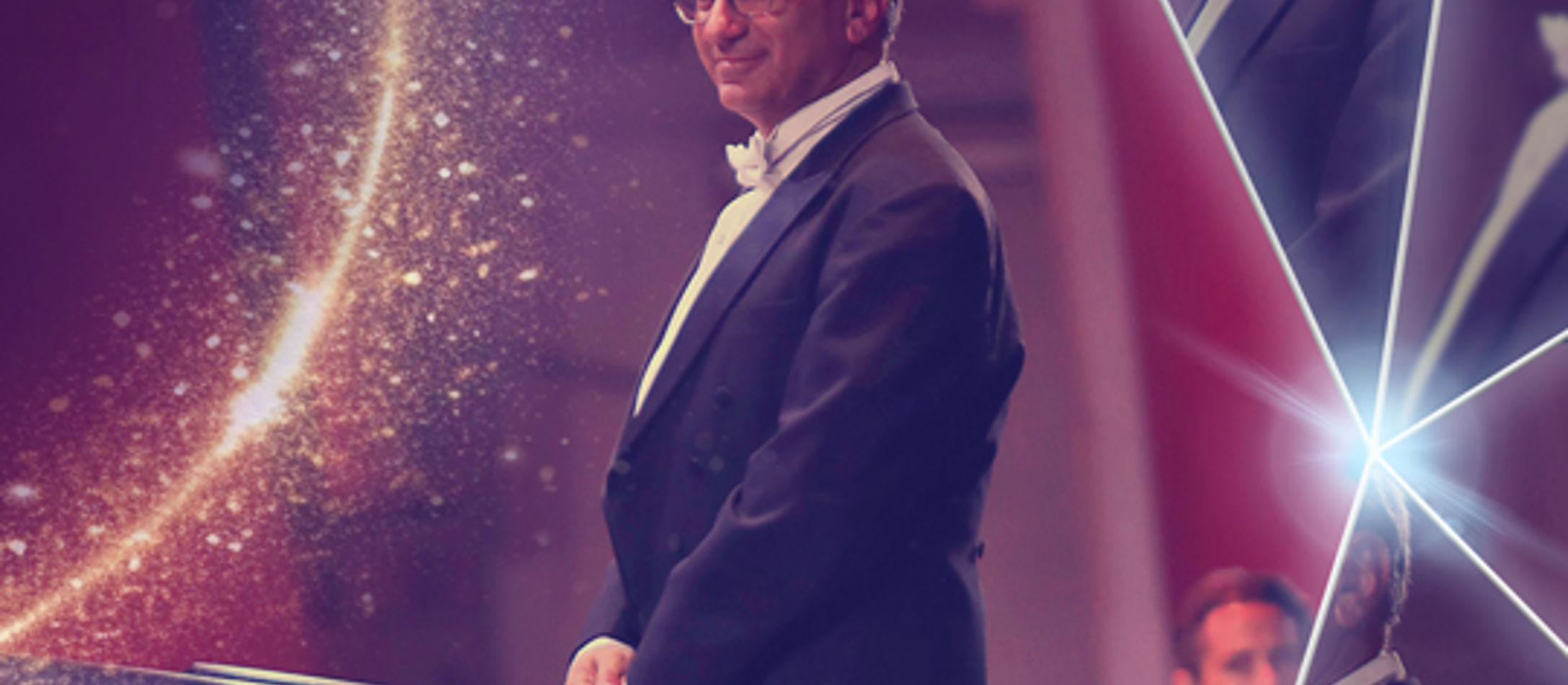 Dirigenten Michael Kosarin til Disneykoncerten i Koncertsalen står smilende med foldede hænder.