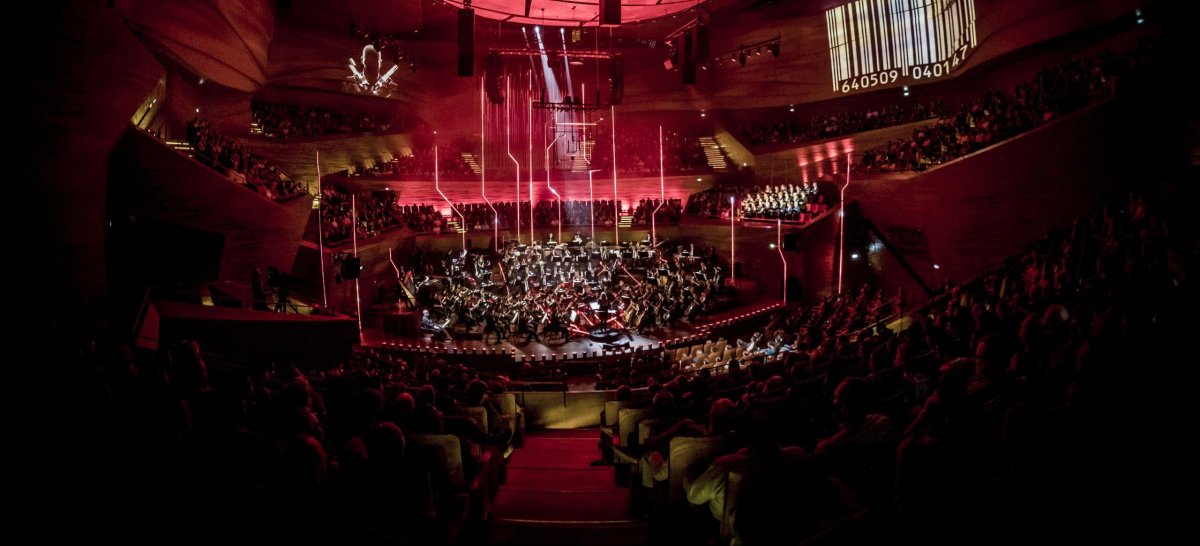 Gaming X Symphony 2024 i Koncertsalen oplyst i rødt scenelys i Koncertsalen. 