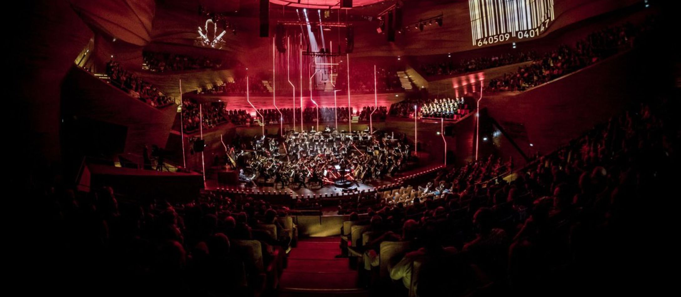 Gaming X Symphony 2024 i Koncertsalen oplyst i rødt scenelys i Koncertsalen.