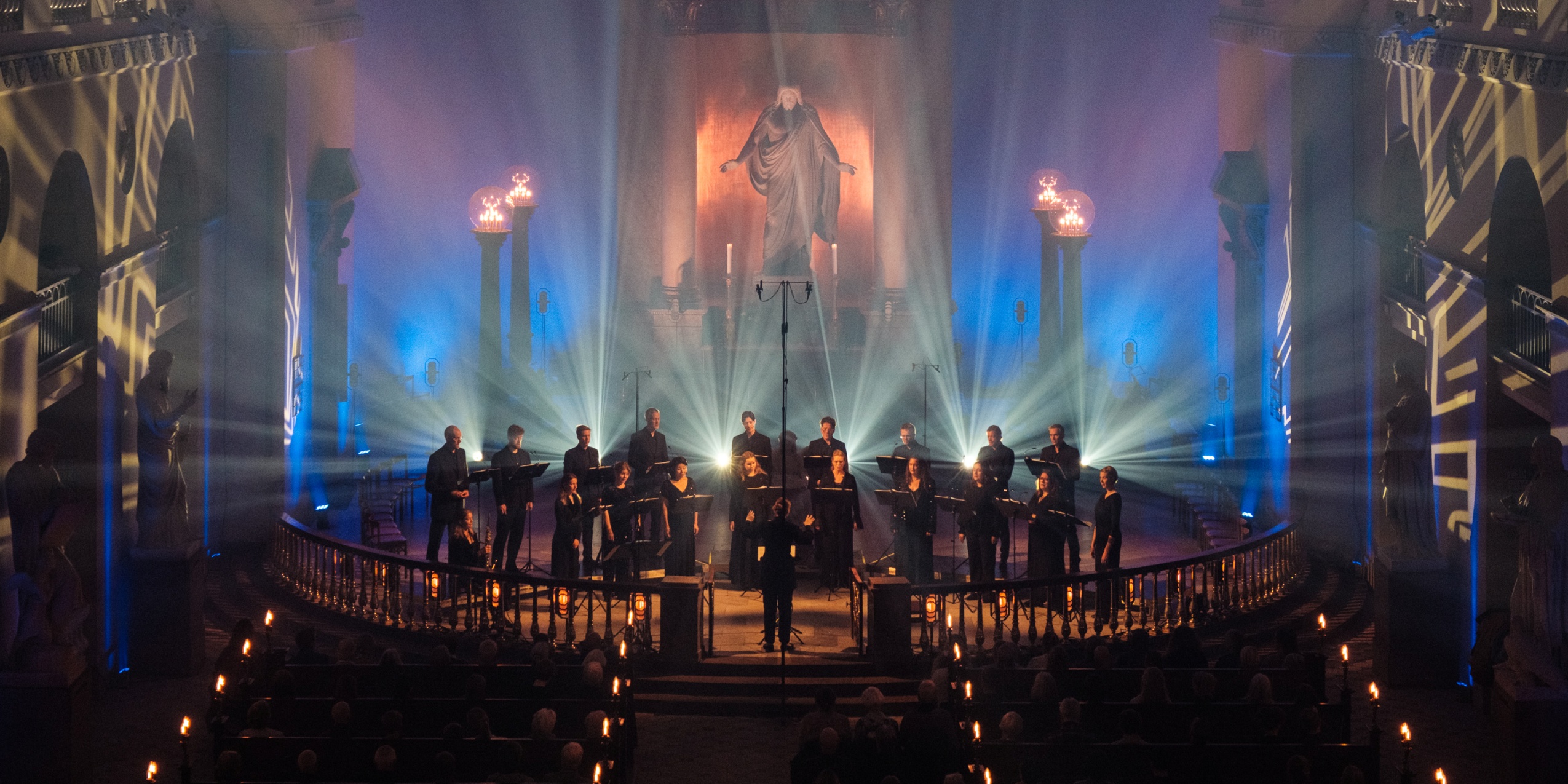 Kor i en kirke med lyseffekter omkring dem.