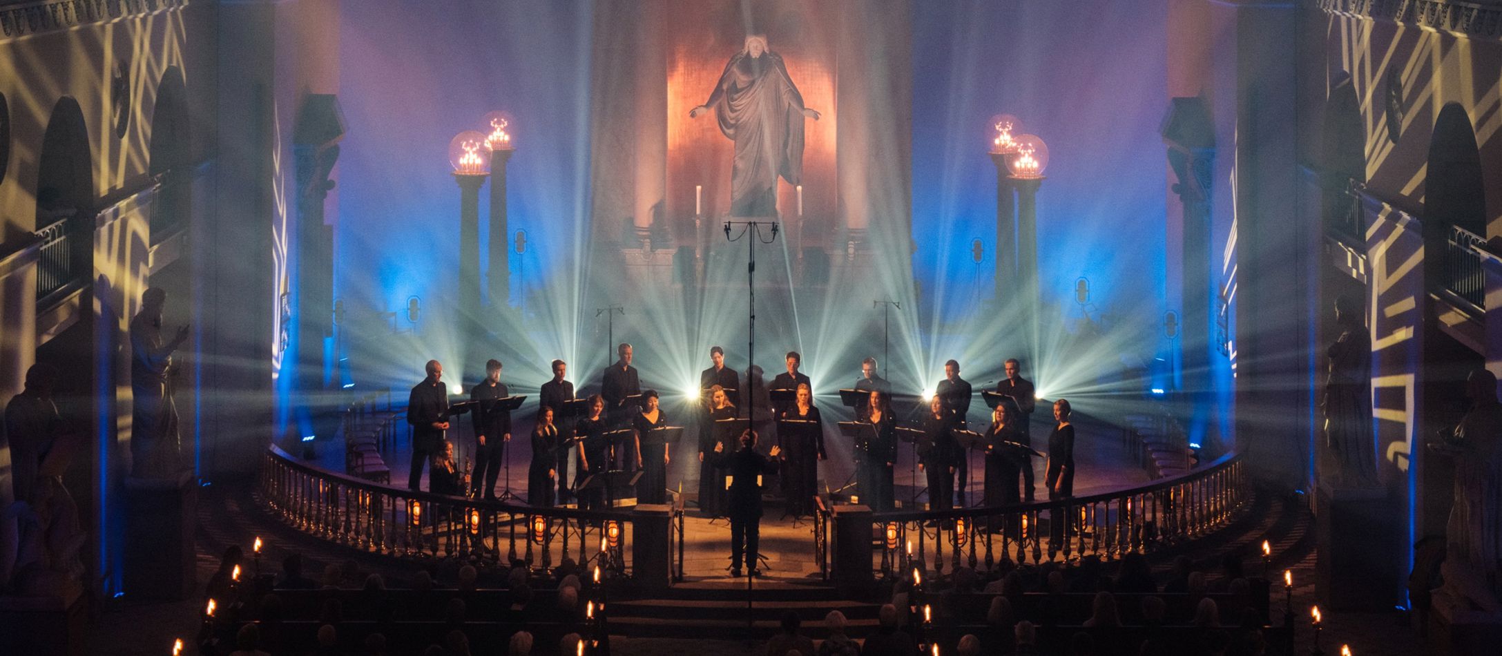 Kor i en kirke med lyseffekter omkring dem.