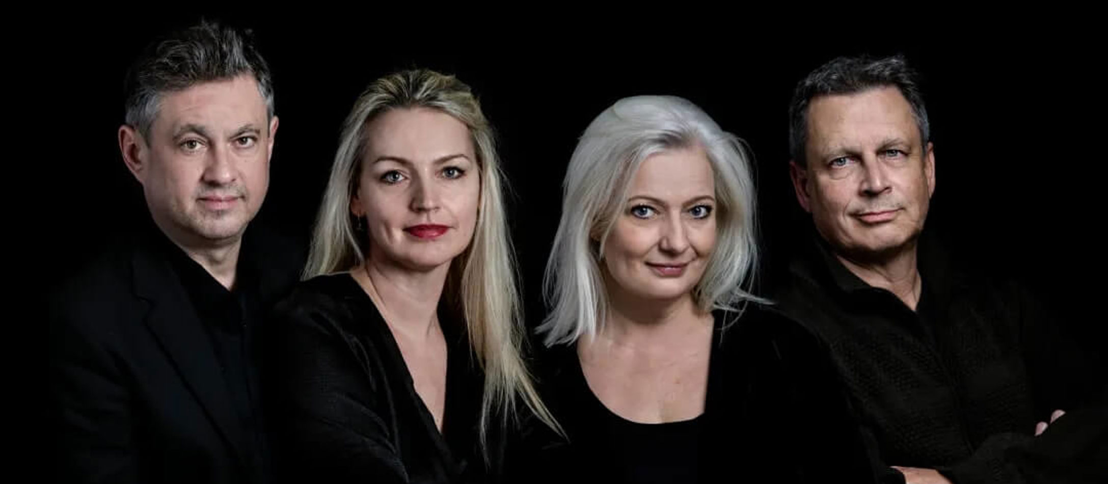 Gruppebillede af Ensemble Stralo to mænd og to kvinder iført sort tøj på sort baggrund