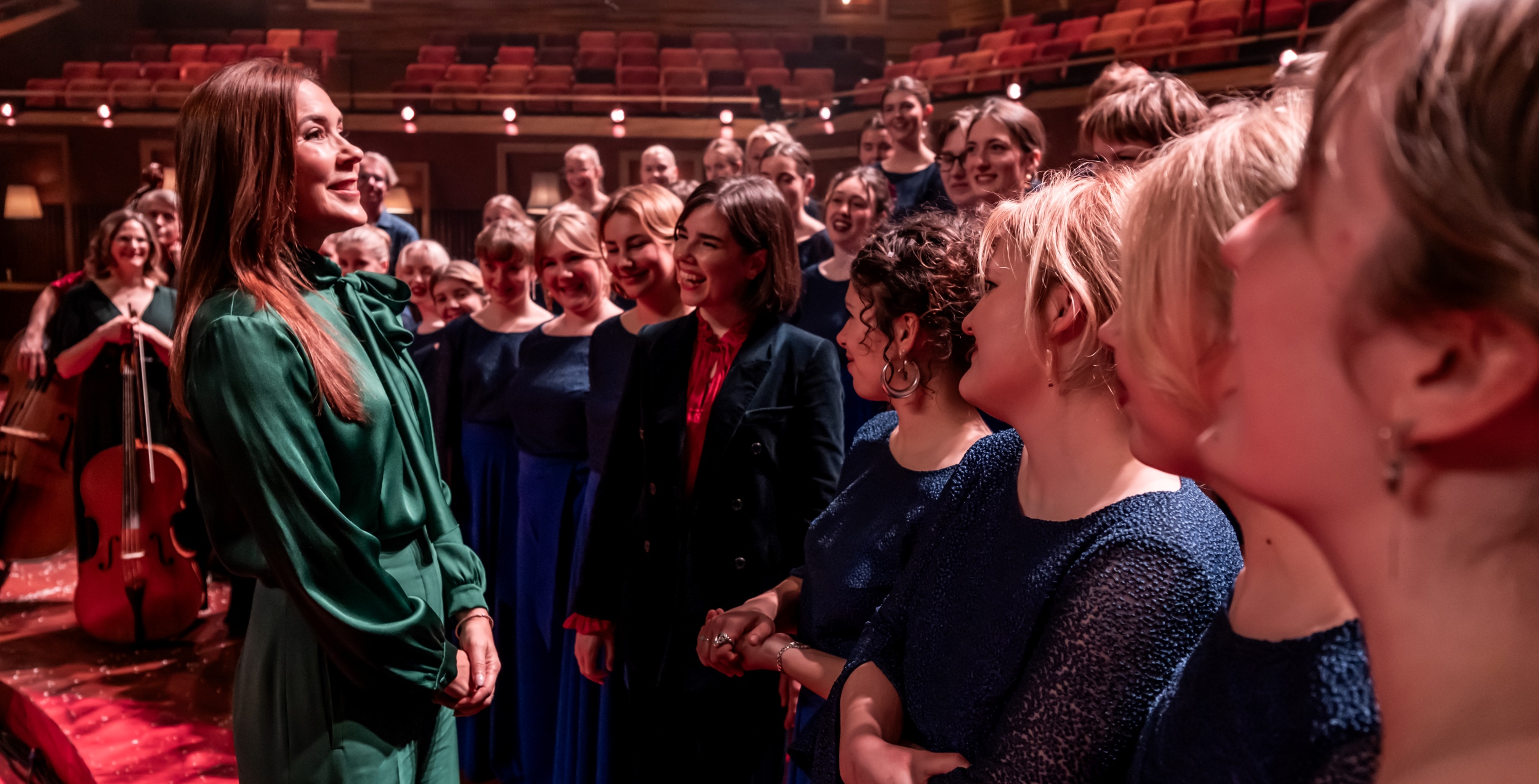 HKH Mary og DR Pigekoret står i Koncertsalen