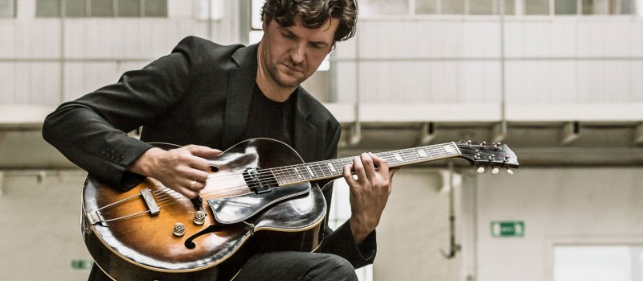 Mads Kjølby i gang med at spille guitar