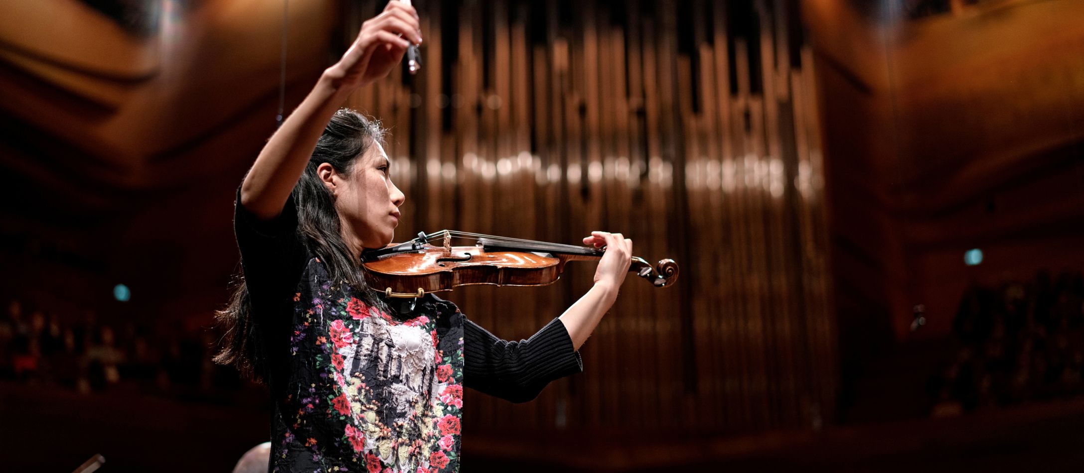 Soo Jin Hong spiller violin