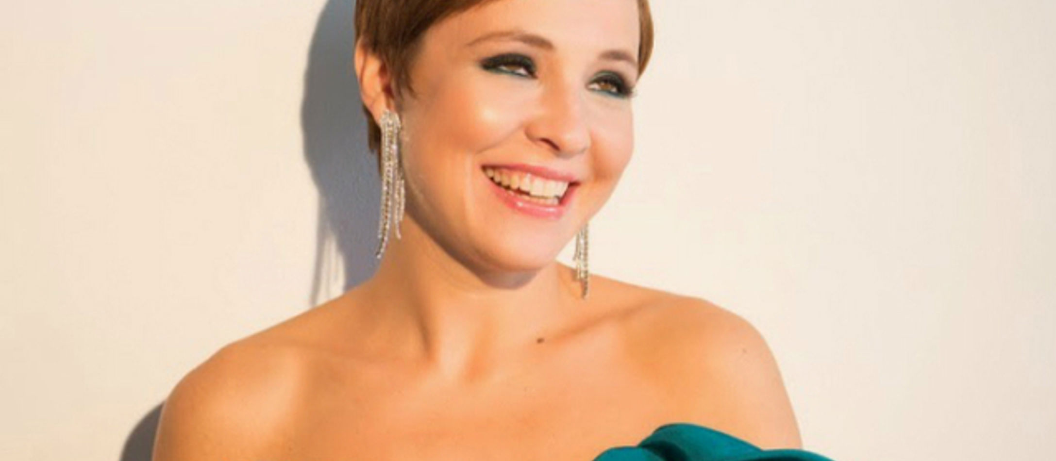 Valentina Farcas iført grøn elegant kjole med bare skuldre.