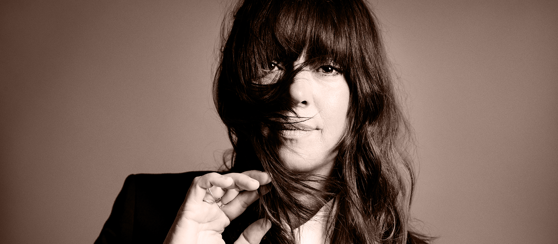 Cat Power med vindblæst mørkt hår og intense mørke øjne.