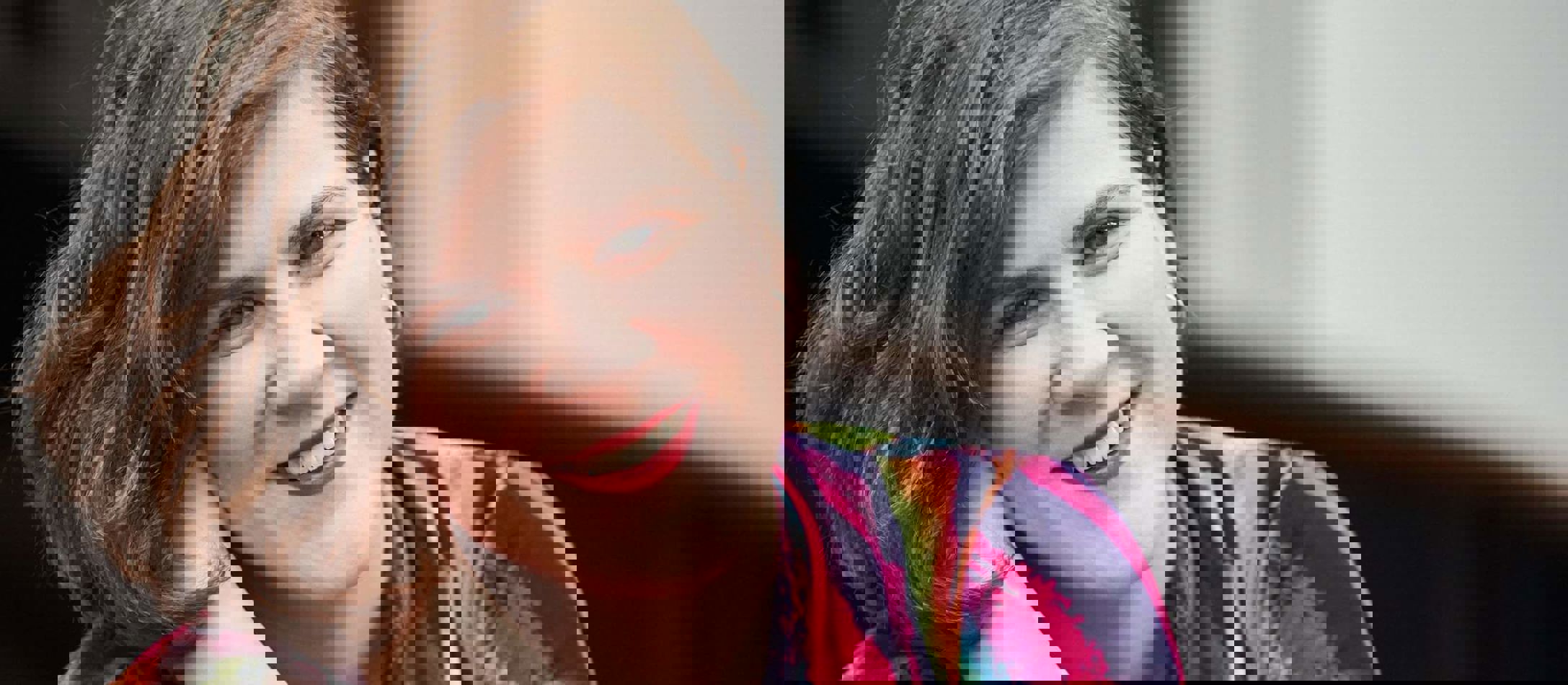 Smilende og milde Ema Nikolovska iført spraglet tøj med den ene arm vandret og hviler hovedet på den anden hånd