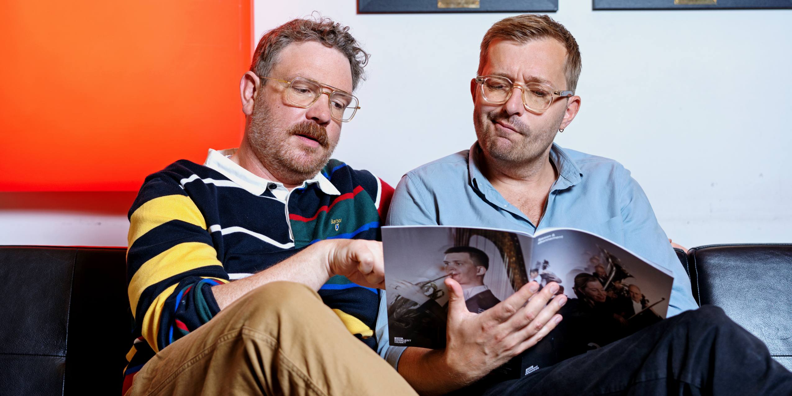 Frederik Cilius og Rasmus Bruun bladrer i DR Symfoniorkestrets sæsonbrochure