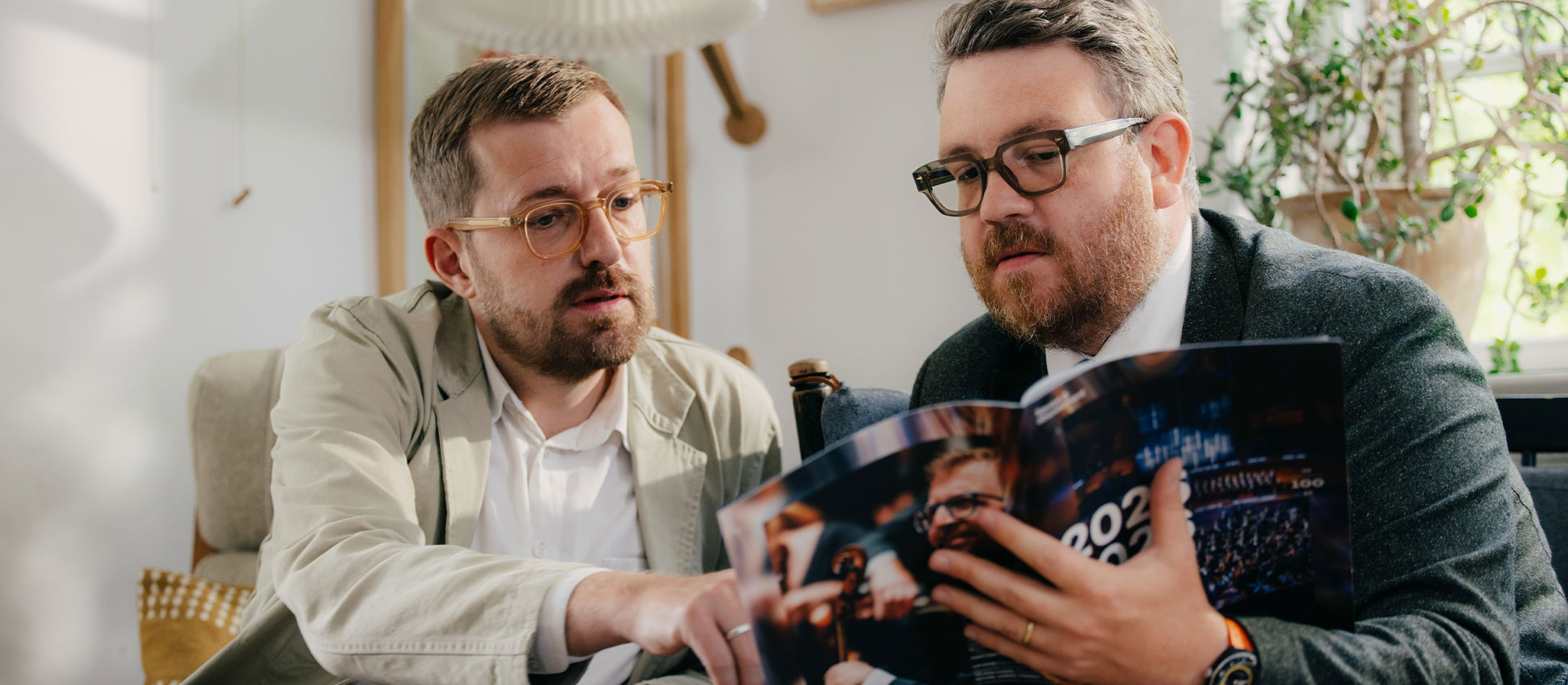 Rasmus Bruun og Frederik Cilius læser DRSO sæsonbrochuren