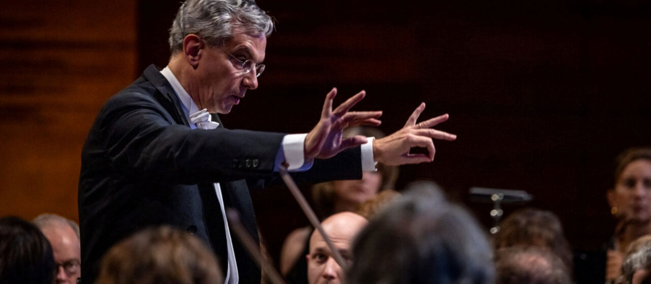 Mand der dirigerer symfoniorkestret i koncertsalen