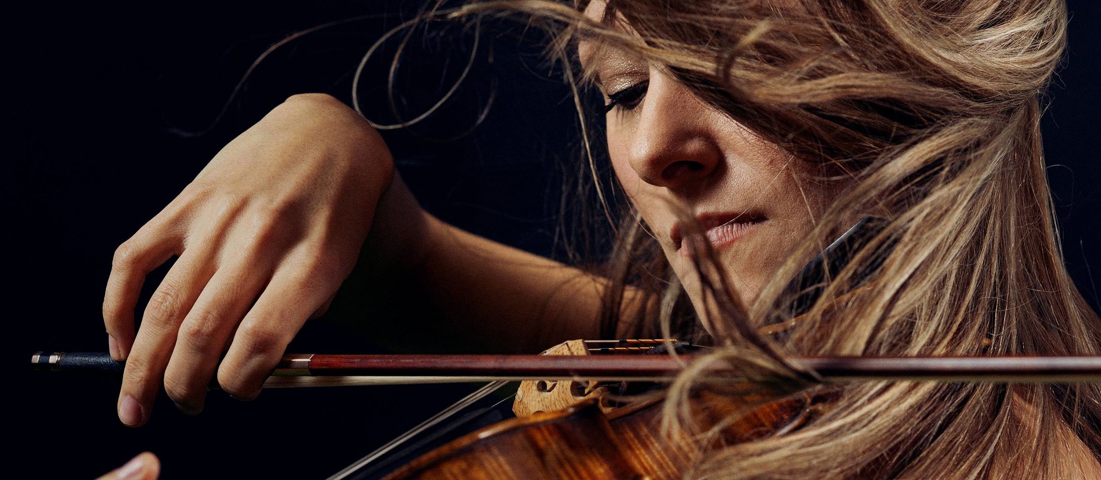 Anna Agafia Egholm  med flagrende hår mens hun spiller violin