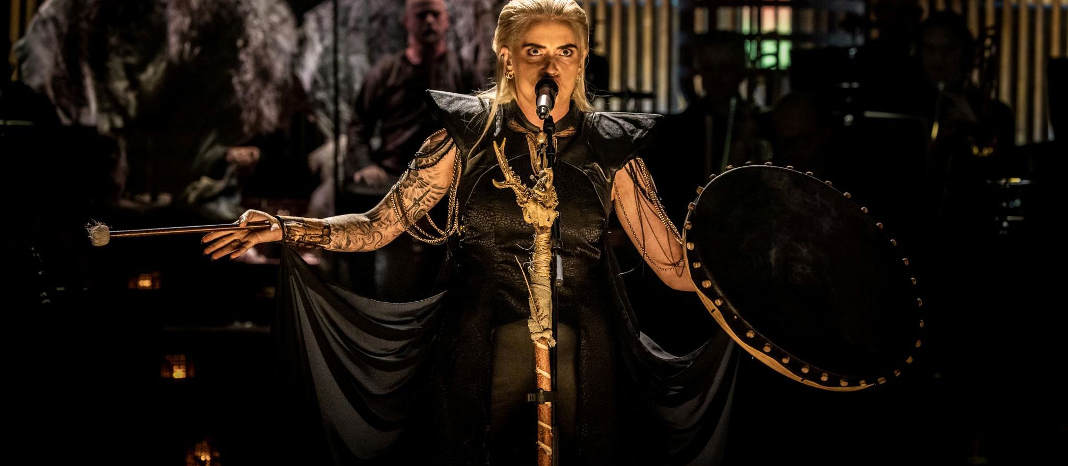 Eivør synger i Koncertsalen til koncerten Gaming X Symphony og ligner en viking.