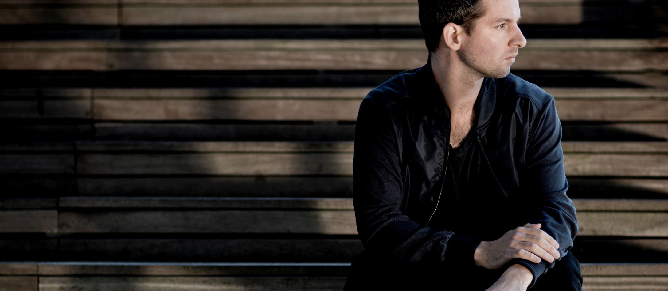 Bertrand Chamayou sidder på trappesats kaster skygger