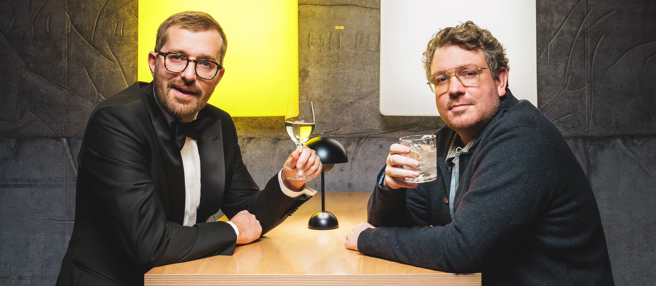 Cilius og Bruun smiler og skåler