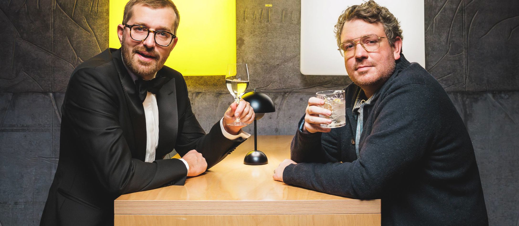 Cilius og Bruun smiler og skåler