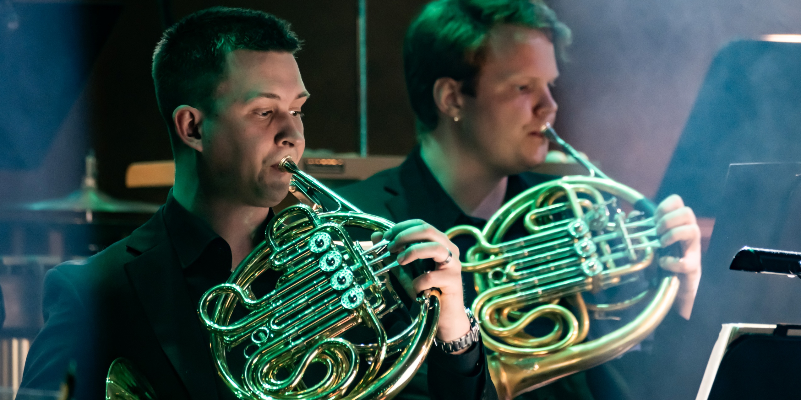 Messingblæsere spiller koncert i koncertsalen.