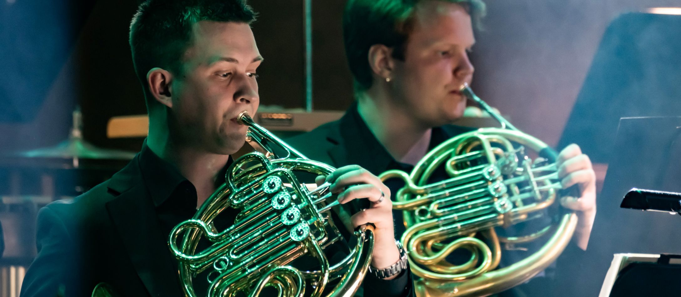 Messingblæsere spiller koncert i koncertsalen.