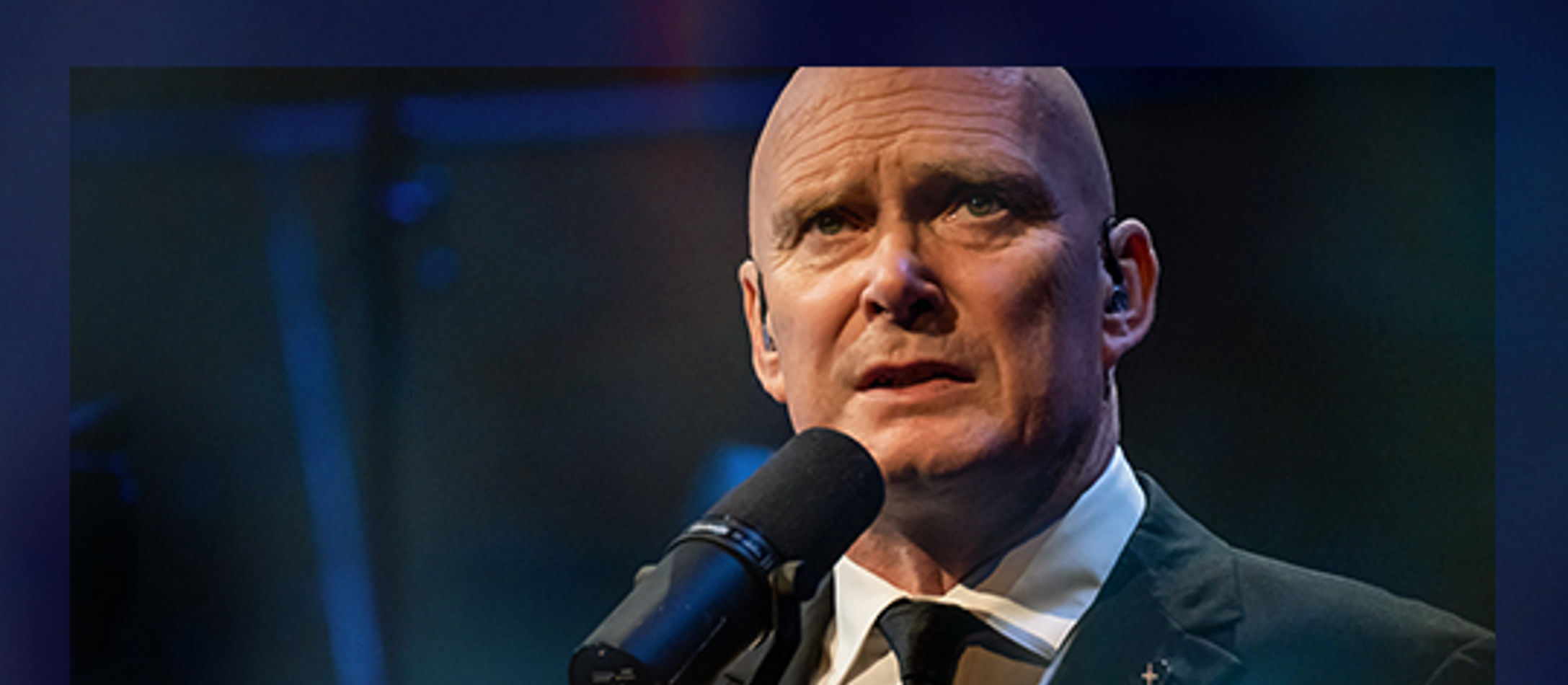 David Bateson synger til koncerten Gaming X Symphony 2024 i DR Koncertsalen.