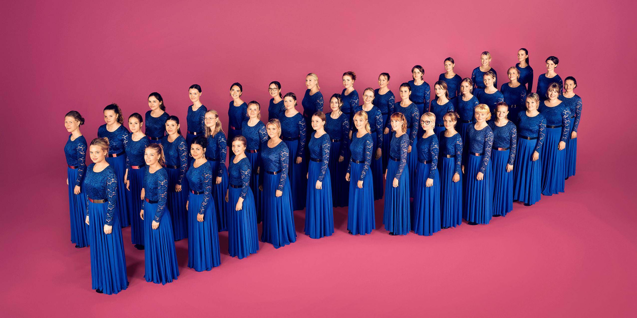 DR Pigekoret med lyserød baggrund