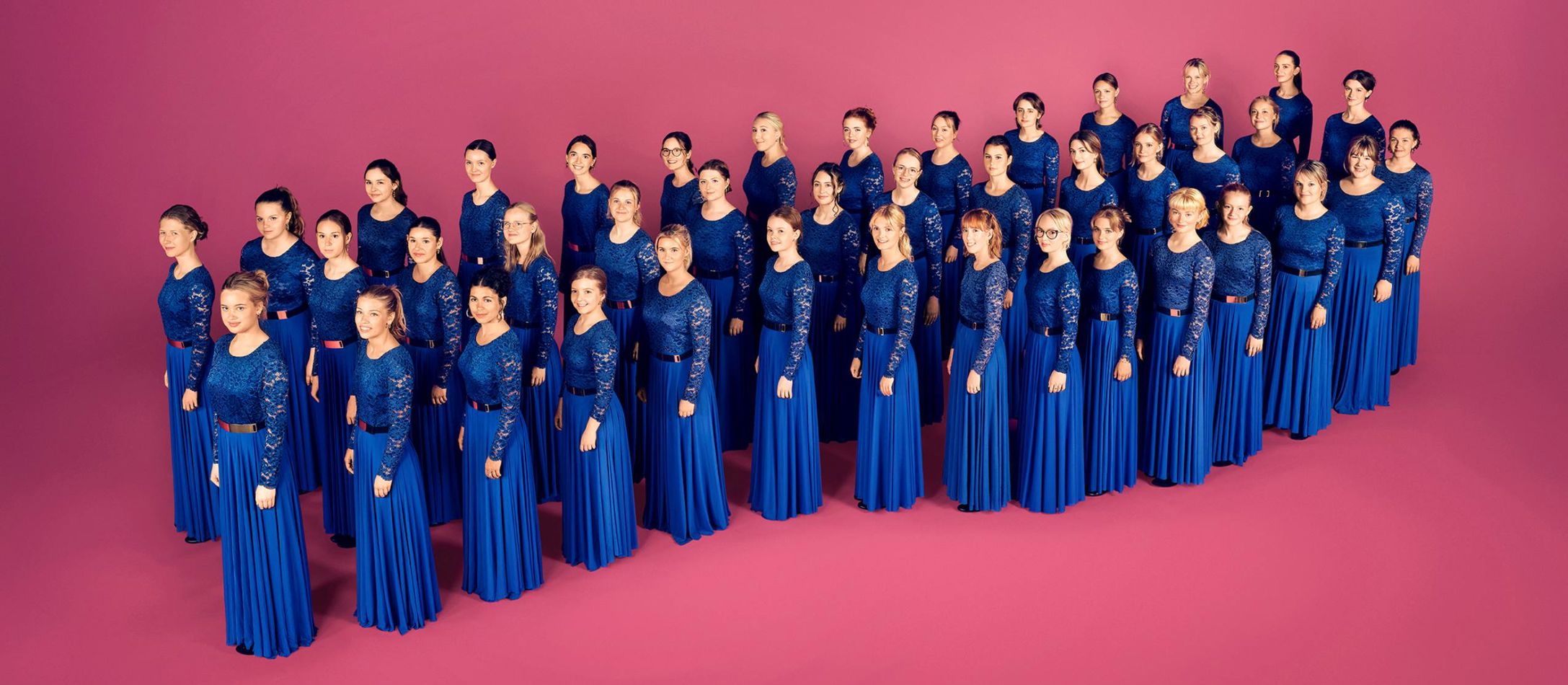 DR Pigekoret med lyserød baggrund